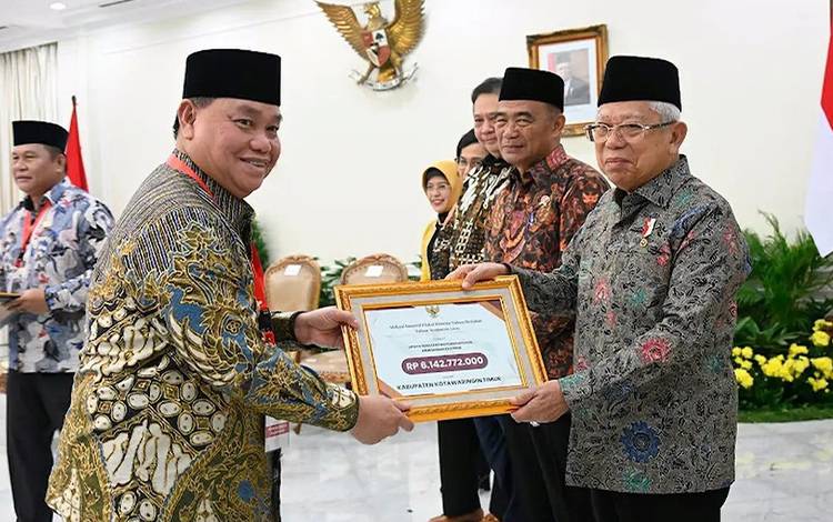 Bupati Kotawaringin Timur Halikinnor saat menerima penghargaan penurunan kemiskinan ekstrem dari Wakil Presiden Maruf Amin. (FOTO: IST)
