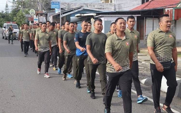 Anggota Kodim 1011 Kuala Kapuas saat lakukan olahraga bersama jalan sehat pada Jumat, 5 Januari 2024. (FOTO: IST)
