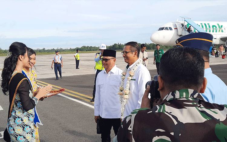 Anggota DPR RI Mukhtarudin bersama Direktur Utama Citilink disambut, saat tiba di Bandara Iskandar Pangkalan Bun. (Foto : DANANG)