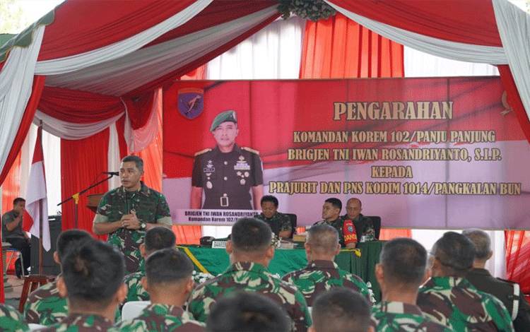 Komandan Korem 102/Pjg Brigjen TNI Iwan Rosandriyanto memberikan arahan kepada personelnya yang berada di Kodim 1014 Pangkalan Bun saat ia melaksanakan kunjungan kerja ke Kabupaten Kotawaringin Barat, Jumat (5/1/2024). ANTARA/Korem 102/Pjg
