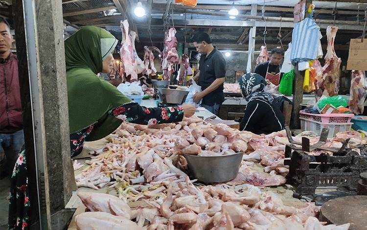Salah satu lapak yang menjual daging ayam dan daging sapi di Pasar Besar, Palangka Raya.(FOTO: TESTI PRISCILLA)