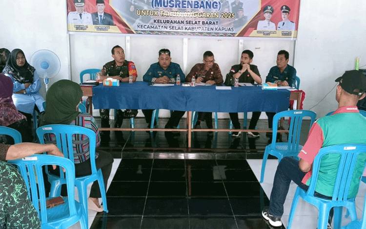 Anggota DPRD Kapuas Parij Ismeth Rinjani (dua dari kanan) saat hadiri Musrenbang Kelurahan Selat Barat. (FOTO: IST)