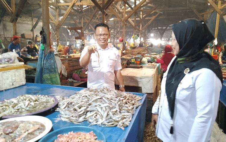 Sekretaris Dinas Perikanan Palangka Raya Sri Utomo saat meninjau harga ikan di Pasar Besar (Foto : PATHUR)