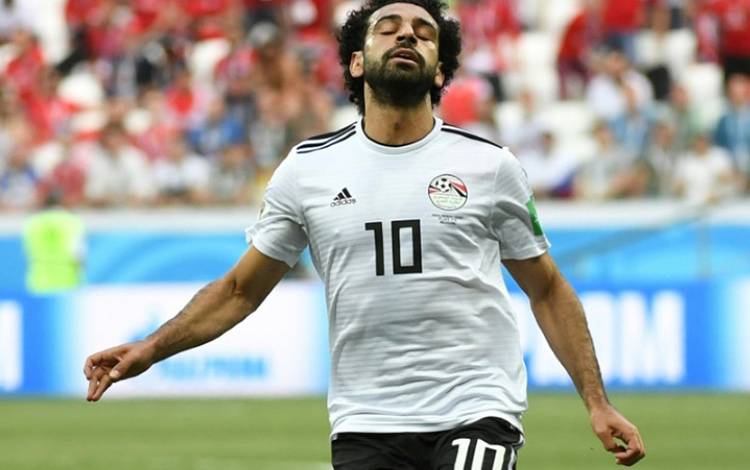 Penyerang tim nasional Mesir Mohamed Salah bereaksi di sela-sela laga pamungkas penyisihan Grup A melawan Arab Saudi di Stadion Volgograd Arena, Volgograd, Rusia, Senin (25/6/2018). (AFP/Philippe DESMAZES)