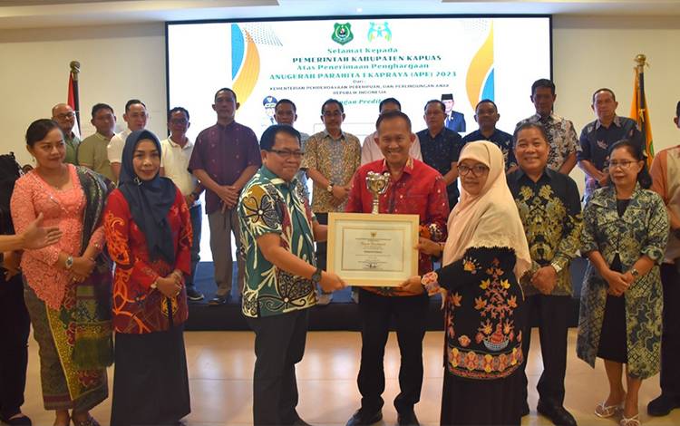Pj Bupati Kapuas, Erlin Hardi saat menerima penghargaan Anugerah Parahita Ekapraya Tahun 2023 Kategori Madya. (FOTO: IST)