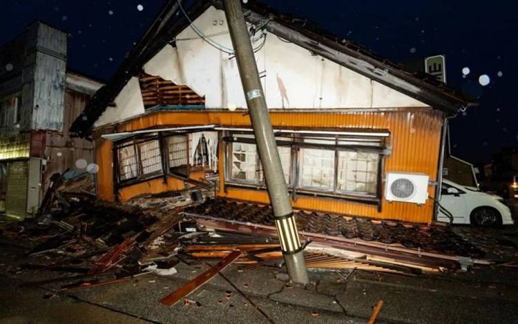Foto yang diambil pada 3 Januari 2024 memperlihatkan bangunan yang rusak parah akibat gempa bumi di Wajima, Prefektur Ishikawa, Jepang. ANTARA/Xinhua/ZhangXiaoyu