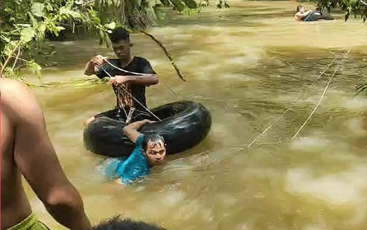 Warga sedang melakukan pencarian Delvin Arion (5) yang tenggelam di Sungai Takuam Desa Lebo Kabupaten Barito Timur, Minggu, 7 Januari 2024. (TANGKAPAN LAYAR VIDEO)