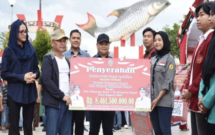 Gubernur Kalimantan Tengah Sugianto Sabran meluncurkan sekaligus menyerahkan secara simbolis bantuan sosial fungsi pendidikan lebih dari Rp8 miliar di Sampit, Sabtu (6/1/2023). ANTARA/HO-Pemprov Kalteng