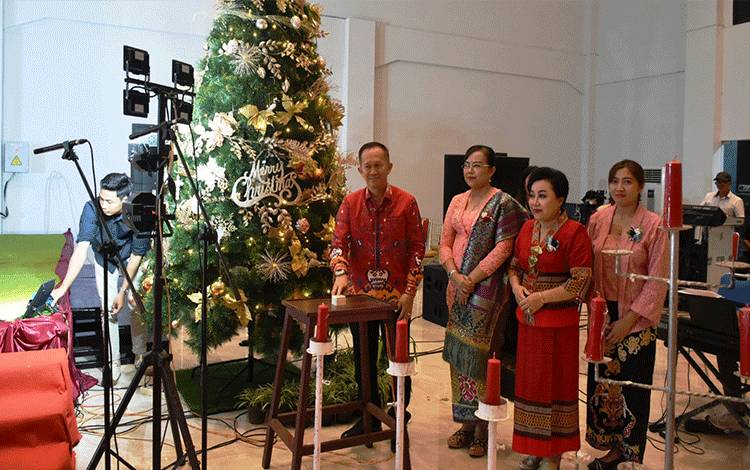 Sekda Kapuas, Septedy saat hadiri ibadah dan perayaan Natal KWKK Kapuas, bertempat di Aula Rujab Bupati Kapuas. (FOTO: IST)