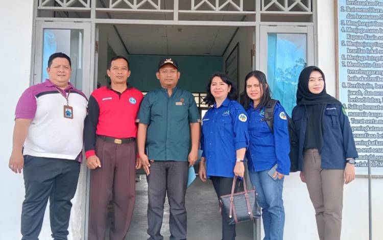 Kabid PA Dinas P3APPKB Kapuas, Karolina Kamala saat kunjungi kantor Kecamatan Kapuas Kuala koordinasi pembentukan FAD. (FOTO: IST)