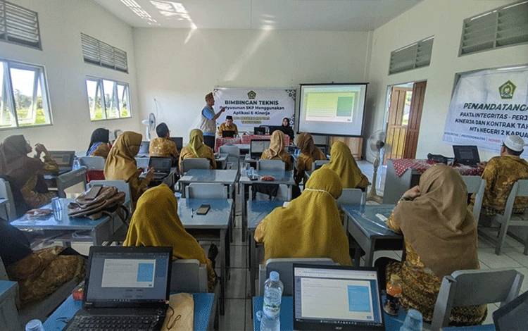 Suasana saat Pendidik dan Tenaga Kependidikan MTsN 2 Kapuas ikuti Bimtek penyusunan SKP gunakan aplikasi E-Kinerja. (FOTO: IST)