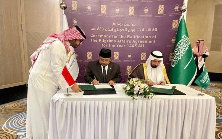 Menteri Agama Yaqut Cholil Qoumas dan Menteri Haji dan Umrah Arab Saudi Tawfiq F. Al-Rabiah menandatangani kesepakatan urusan haji atau ta'limatul hajj di Kota Jeddah, Arab Saudi. (ANTARA/HO-Kemenag)