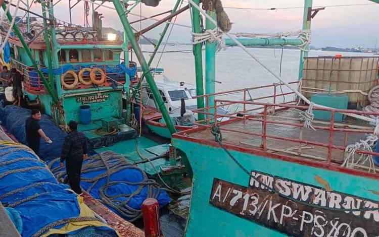 Petugas PSDKP Lampulo memeriksa kapal perikanan yang ditangkap karena beroperasi tanpa izin di Sibolga, Sumatera Utara, Selasa (9/1/2024). ANTARA/HO-Dok PSDKP Lampulo