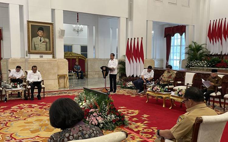 Presiden Joko Widodo saat memberikan arahan dalam Sidang Kabinet Paripurna terkait Peningkatan Kinerja Aparatur Sipil Negara melalui Keterpaduan Layanan Digital Pemerintah di Istana Negara, Jakarta, Selasa (9/1/2024). (ANTARA/Yashinta Difa)