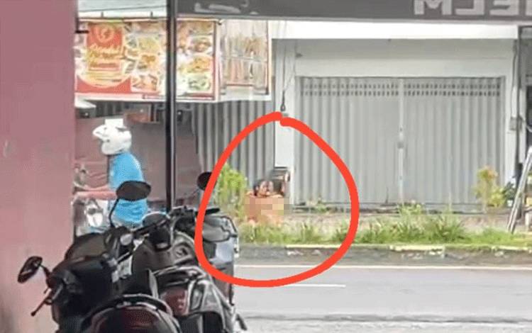 Tampak dua orang yang diduga ODGJ bercinta di pinggir jalan Kota Pangkalan Bun. (Foto : ISTIMEWA)
