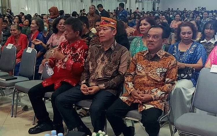 Wakil Ketua I DPRD Kalteng, Abdul Razak (batik coklat duduk di depan) ketika menghadiri undangan perayaan natal Kerukunan Warga Ot Danum Kalteng, Selasa malam, 9 Januari 2024. (FOTO: DPRD KALTENG)