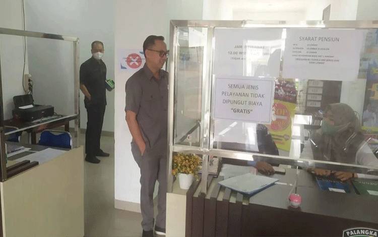 Anggota Komisi C DPRD Kota Palangka Raya, Beta Syailendra saat meninjau layanan di dinas pendidikan. (FOTO: IST)