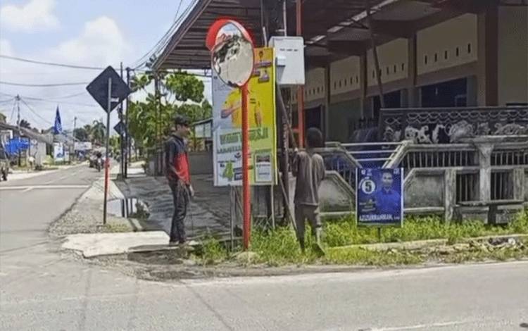 Tim Dinas Perhubungan Palangka Raya saat memasangkan cermin tikungan di Jalan Temanggung Tandang menuju Jalan Antang Kalang. (Foto : PATHUR)