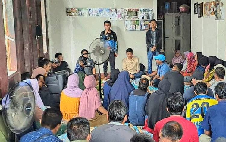 Legislator Kalteng, Ferry Khaidir ketika bertemu dengan masyarakat Desa Banua Usang di Kabupaten Seruyan dalam rangka diskusi terkait pembagian plasma perusahan, baru-baru ini. (FOTO: DOK FERRY KHAIDIR)