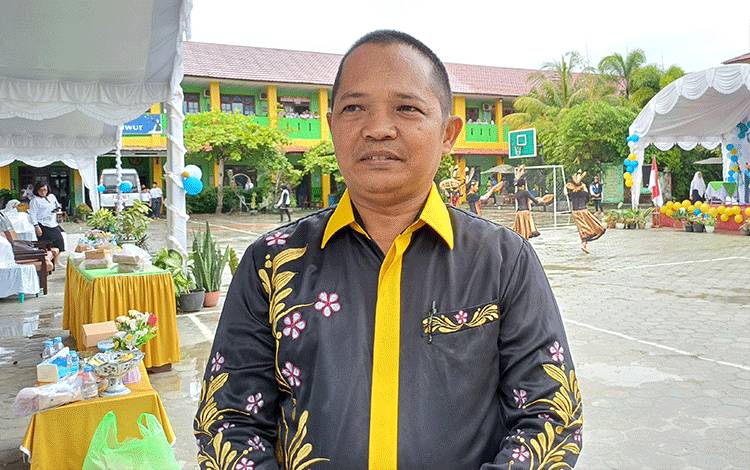 Anggota DPRD Kabupaten Kotawaringin Timur Abdul Kadir menghadiri HUT ke-70 SMPN 1 Sampit, Rabu, 10 Januari 2024. (FOTO: DEWIP)