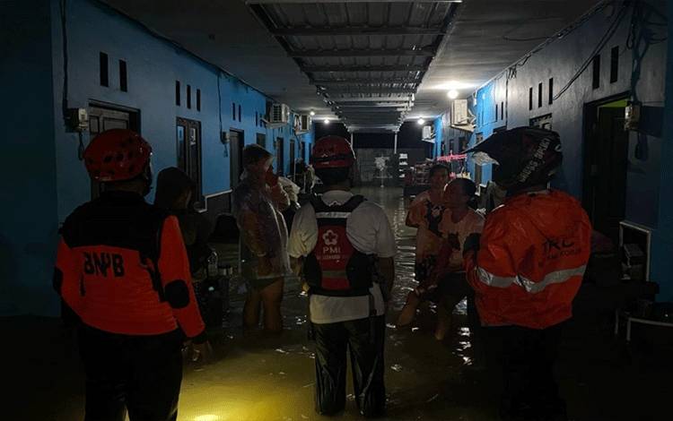 Tim BPBD Kobar saat melakukan upaya evakuasi warga terdampak banjir. (Foto ; BPBD Kobar)