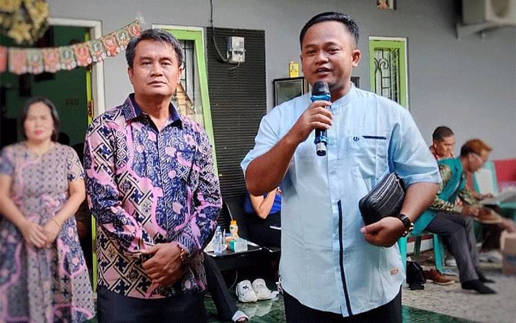 Ketua DPRD Barito Timur Nursulistio (kanan), saat silaturahmi natal ke kediaman Wakil Ketua II DPRD Barito Timur Depe (kiri) beberapa waktu lalu. (FOTO: IST)