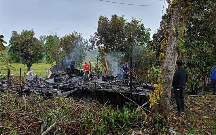 Satu unit rumah warga ludes terbakar di Jalan Trans Kalimantan, Kecamatan Selat pada Kamis, 11 Januari 2024. (FOTO: BPBD KAPUAS)
