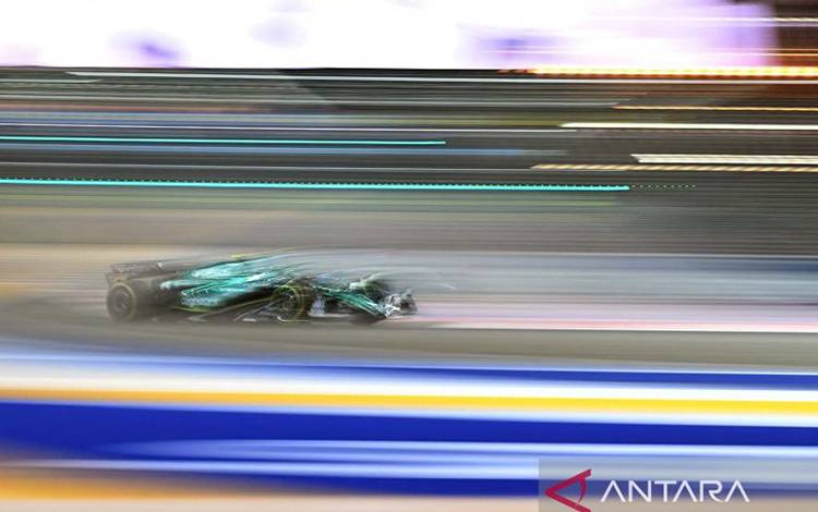 Arsip - Pembalap Aston Martin Fernando Alonso melaju saat sesi latihan balapan F1 GP Singapura di Marina Bay Street Circuit, Singapura (15/9/2023). ANTARA FOTO/Andy Chua/aww.