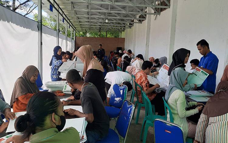 Suasana pelipatan surat suara Pemilu 2024 di KPU Kobar. (Foto : DANANG)
