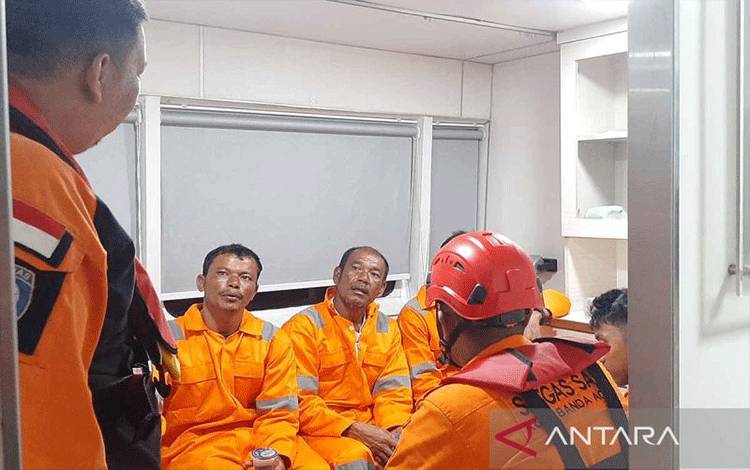 Nelayan diselamatkan kapal tanker saat berada di kapal SAR KN Kresna 232 setelah dievakuasi dari kapal tanker di perairan Aceh, Kamis (12/1/2024). ANTARA/M Haris SA
