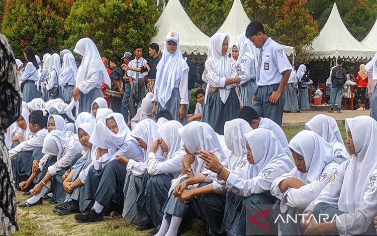 Foto Arsip - Pelajar SMA sederajat di Kabupaten Kotawaringin Timur. (ANTARA/Devita Maulina)