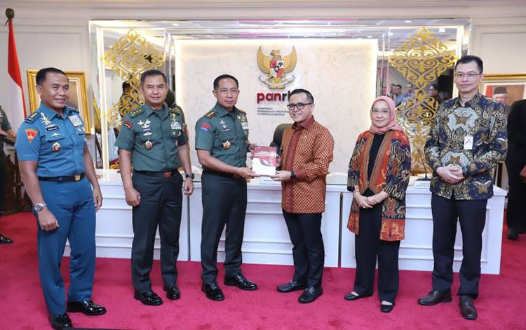 Suasana pertemuan Menpan RB Azwar Anas bersama Panglima TNI Jenderal Agus Subiyanto dan jajaran, di Jakarta. (ANTARA/HO-Kemenpan RB)