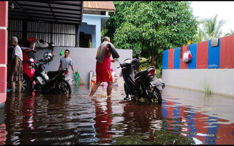 Rumah warga yang berada di Jalan Bata Merah Sampit, Kabupaten kotim yang tergenang banjir. (FOTO: BUDDI)