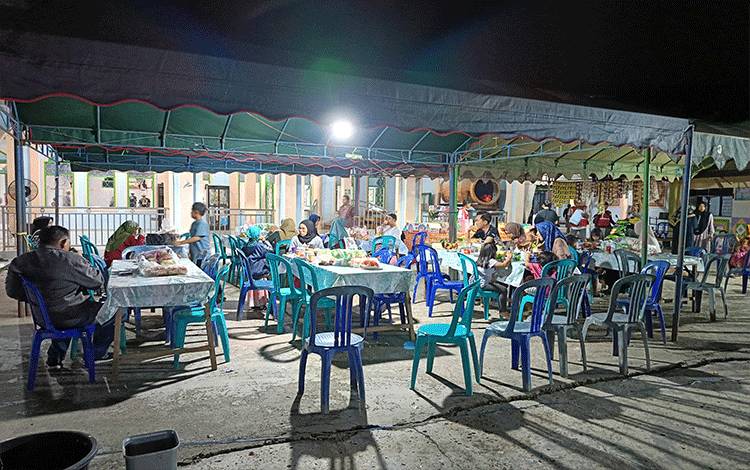 Jemaah Haul Guru Sekumpul sedang beristirahat dan makan di rest area yang disiapkan Pengurus Masjid Agung Ar-Rahman Tamiang Layang Kabupaten Barito Timur, Jumat, 12 Januari 2024. (FOTO: BOLE MALO)