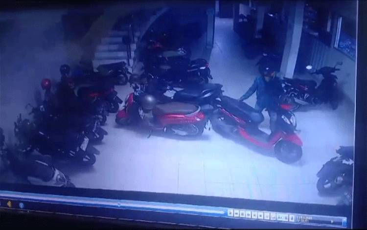 Aksi pencurian sepeda motor milik karyawan hotel di Sampit terekam kamera pengawas CCTV. (FOTO: IST)