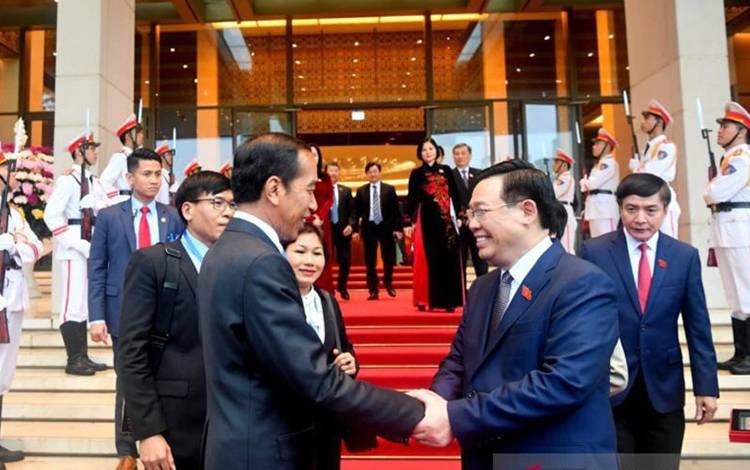 Presiden Joko Widodo bertemu dengan Ketua Majelis Nasional Vietnam Vuong Dinh Hue di Hanoi, Vietnam, Jumat (12/1/2024). ANTARA/HO-BPMI Setpres