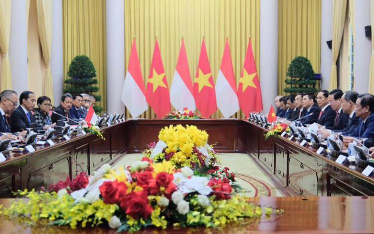 Pertemuan bilateral Presiden Joko Widodo (sisi kiri) didampingi delegasi terbatas dengan Presiden Vietnam Vo Van Thuong (sisi kanan) di Istana Presiden Vietnam di Hanoi, pada Jumat (12/1/2024). (ANTARA/HO-akun X @Menlu_RI)
