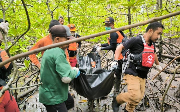 Tim SAR Gabungan saat mengevakuasi mayat Wargiono (60) yang hilang saat mencari ikan di Hutan Manggrove Desa Sungai Bakau. (FOTO: ISTIMEWA)