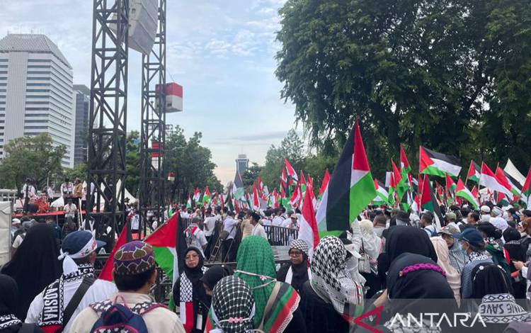 Ribuan masyarakat berkumpul memperingati 100 hari genosida Gaza di depan Kedutaan Besar Amerika Serikat, Jakarta Pusat, Sabtu (13/01/2024) ANTARA/Lifia Mawaddah Putri