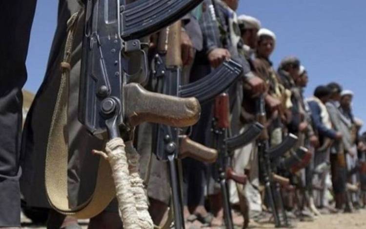 Arsip - Pasukan Houthi berbaris sambil memegang senjata api. (ANTARA/Anadolu)