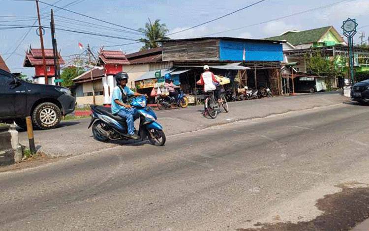 Sisi timur Jalan HM Arsyad, Sampit, lebih rendah dari sisi barat. (FOTO: DEWIP)