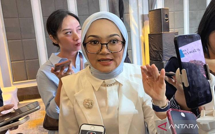Dokter spesialis kulit dan kelamin Dr. dr. Fitria Agustina Sp.KK FINSDV FAADV dalam wawancara cegat usai menjadi pembicara dalam sebuah diskusi dan peluncuran produk perawatan kulit di kawasan Setiabudi, Jakarta, Sabtu (13/1/2024) (ANTARA/Fathur Rochman)