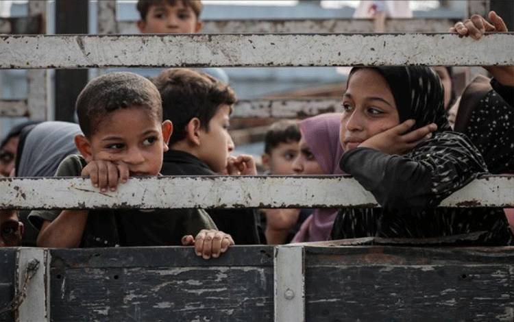 Arsip - Anak-anak duduk di belakang truk saat warga Palestina berangkat dari bagian utara Gaza untuk meninggalkan Jalur Gaza bagian tengah dan selatan pada 10 November 2023. (ANTARA/Anadolu)