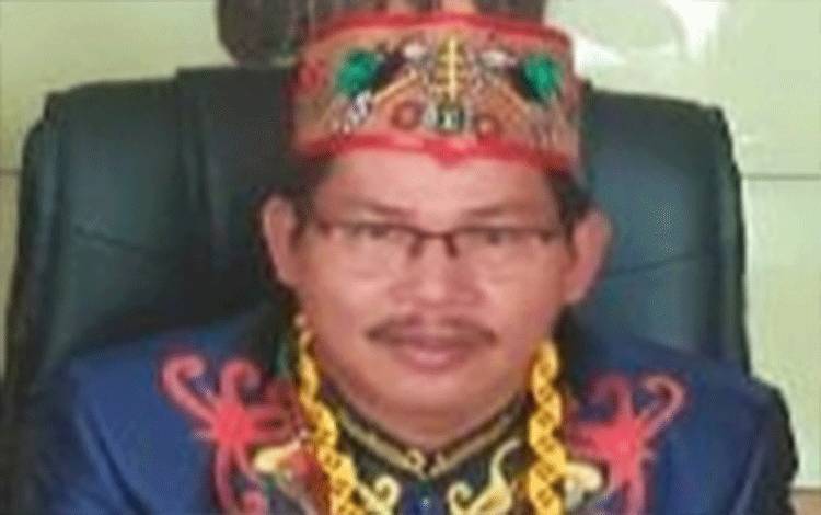 Ketua Harian Dewan Adat Dayak (DAD) Palangka Raya Mambang I Tubil. (FOTO: APRIANDO)