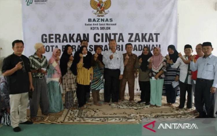 Ketua Baznas Kota Solok Zaini foto bersama saat kegiatan sosialisasi gerakan cinta zakat di Kota Solok, Sumatera Barat (ANTARA/HO-Diskominfo Solok)