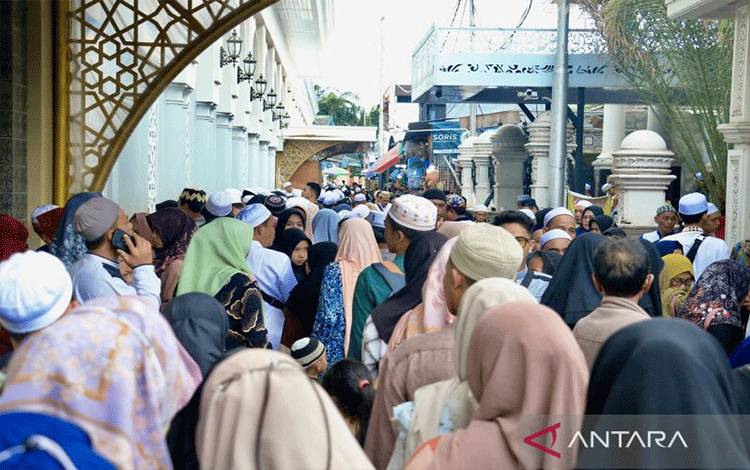 Ribuan jamaah mulai memadati kawasan Kubah Haul Guru Sekumpul di Martapura, Kabupaten Banjar, Kalimantan Selatan, Sabtu (13/1/2024). (ANTARA/Tumpal Andani Aritonang)