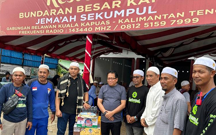 Pj Bupati Kapuas, Erlin Hardi saat sambangi menyambangi rest area diantaranya yang didirikan Gabungan Relawan Kuala Kapuas di Jalan Trans Kalimantan sekitar bundaran besar. (FOTO: IST)