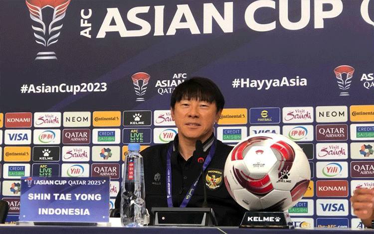 Pelatih timnas sepak bola Indonesia Shin Tae-yong saat memberikan penjelasan persiapan menghadapi Irak pada penyisihan Grup D Piala Asia 2023 di Doha, Qatar, Minggu. (ANTARA/Roy Rosa Bachtiar)