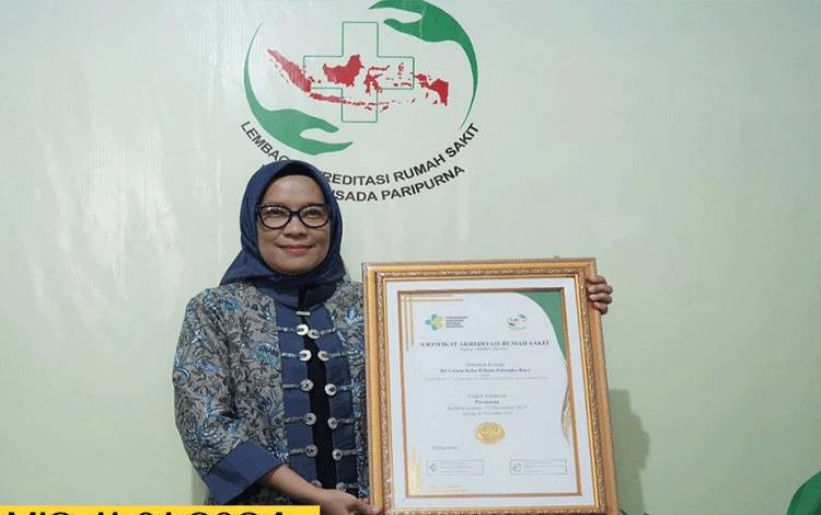 Pj Wali Kota Palangka Raya, Hera Nugrahayu saat menerima akreditasi RSUD kota. (FOTO: HUMAS)