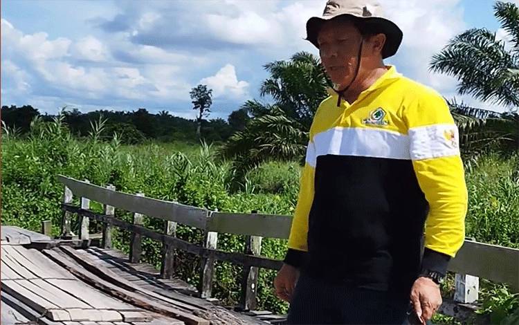 Wakil Ketua I DPRD Seruyan, Bambang Yantoko saat meninjau langsung kerusakan Jembatan di Desa Parang Batang, Kecamatan Hanau (Foto : ISTIMEWA)
